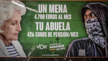 Cartel electoral de Vox en el intercambiador de la Puerta del Sol de Madrid